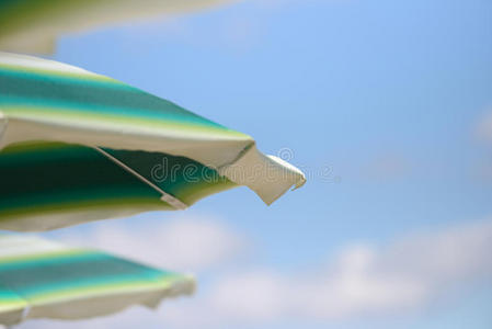 阳光明媚的夏日海滩上五颜六色的雨伞的细节。