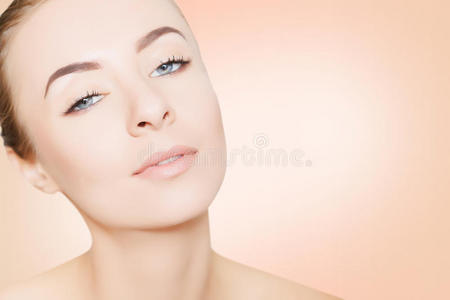 华丽的女人肖像清洁粉红色背景的皮肤