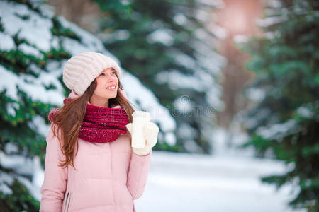 美丽的女孩带着咖啡去户外，在美丽的雪天
