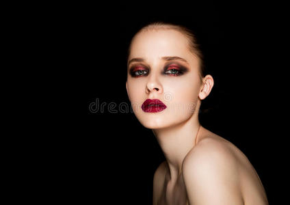 美丽的肖像，红色的眼睛和嘴唇组成模型
