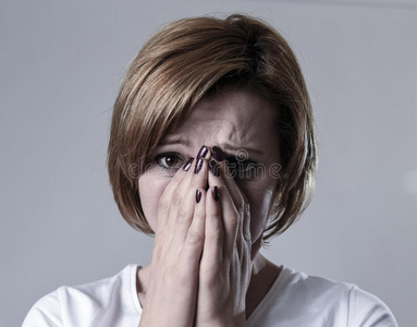 故障感觉伤心欲绝的沮丧的女人哭泣悲伤的感觉,受伤的痛苦,抑郁的情绪