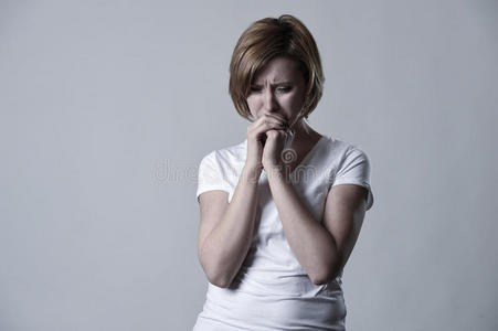 故障感觉伤心欲绝的沮丧的女人哭泣悲伤的感觉,受伤的痛苦,抑郁的情绪