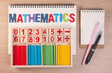 教育儿童数学玩具木板棒游戏计数设置在儿童数学课堂幼儿园。