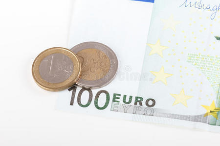 特写一百欧元和欧元硬币在白色背面