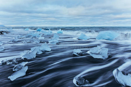 冰岛黑火山海滩上的冰川。