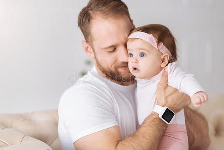 女儿 白种人 新生儿 童年 可爱极了 父亲身份 父亲 照顾