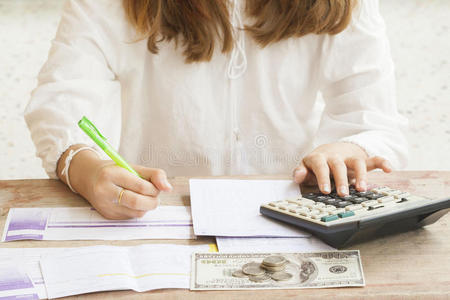 用存折银行手工书写票据存款，用于财务费用和收入