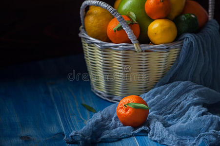 柳条篮子里的柑橘类水果