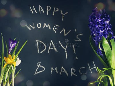 三月八日，快乐的妇女与春天的花朵