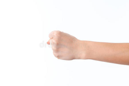 女性的手伸出到一边，并显示一个拳头是孤立的白色背景