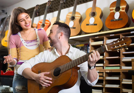 一对夫妇在音乐商店里演奏吉他