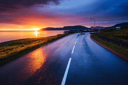 日落冰岛海边的沥青路
