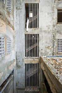 打破的天花板图片