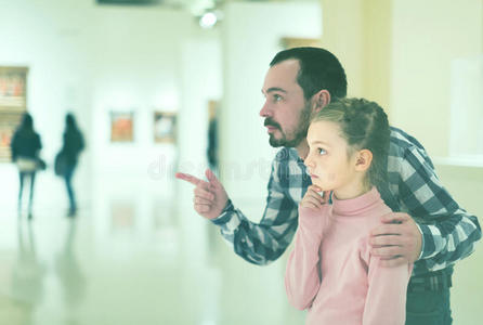 展览 颜色 白种人 男人 成人 画报 小孩 在室内 绘画