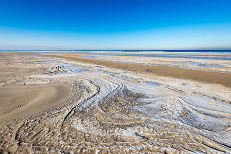 寒冷的冬天里冰冻的海滩