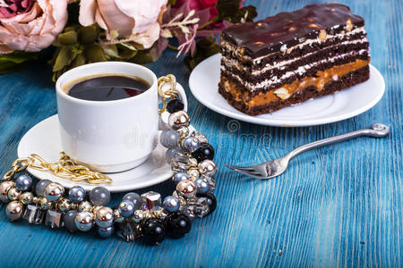 蓝色背景上带有焦糖和坚果的巧克力海绵蛋糕