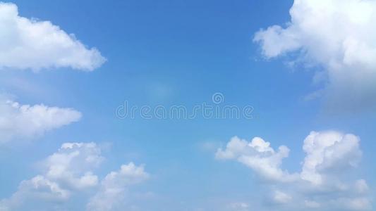 晴朗的蓝天和柔软的白云