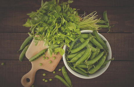 沙拉 豆类 节食 草本植物 夏天 生产 西芹 捕捉 豌豆