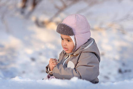 可爱的孩子玩雪