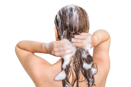 有吸引力的女人在淋浴时用洗发水洗头发