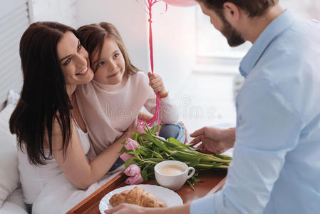 照顾 女性气质 可爱的 花束 快乐 丈夫 瞬间 早餐 假日