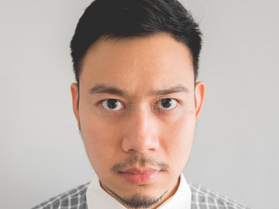 特写严肃脸男人的头像.照片