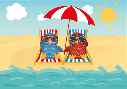 可爱的两只带太阳镜的猫头鹰在度假时躺在海滩上