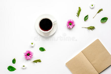 液体 早晨 笔记 花束 草本植物 紫菀 书桌 花瓣 杯子