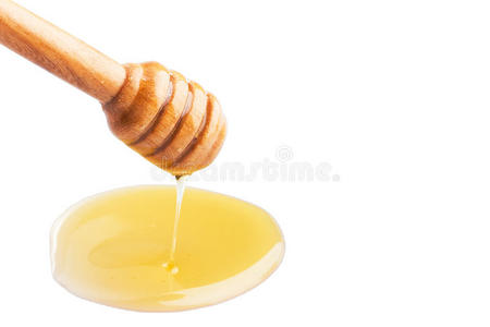 从木勺上滴下的蜂蜜