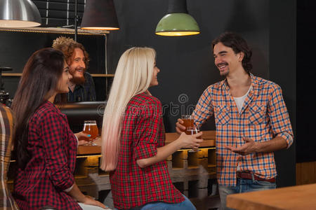 柜台 聚会 在室内 通信 女孩 庆祝 啤酒 闲暇 酒吧 酒精