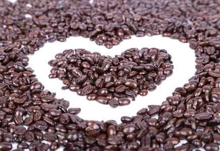 咖啡豆的心脏形状在白色背景上