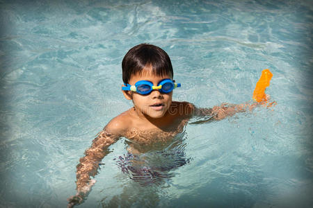 暑假活跃的男孩在游泳池里玩