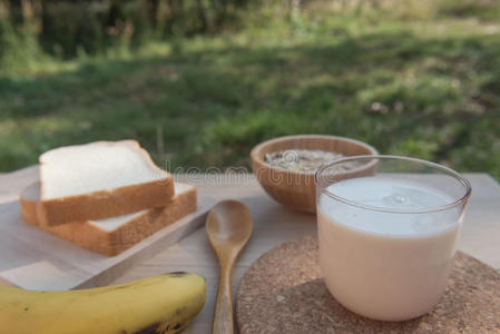 早餐用一杯牛奶和面包和香蕉