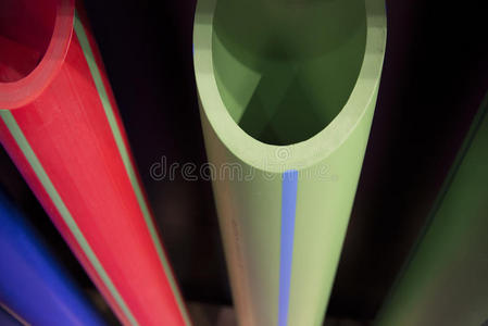 蓝色绿色和红色塑料管道管