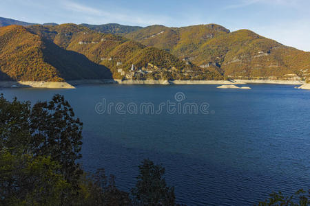 罗多斯山瓦查安东尼瓦诺夫斯基水库的秋景