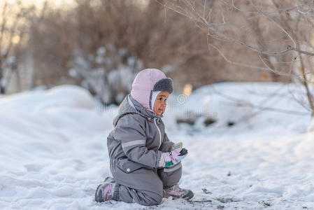 可爱的孩子玩雪