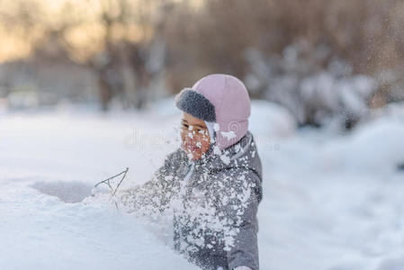 可爱的孩子玩雪