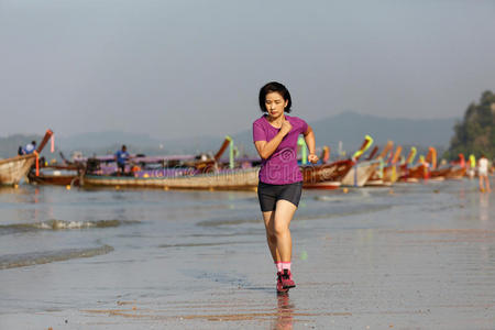 泰国克拉比奥南滩的健身妇女