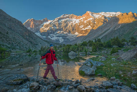徒步旅行者 帕米尔 阿莱 范恩 徒步旅行 粘贴 塔吉克斯坦