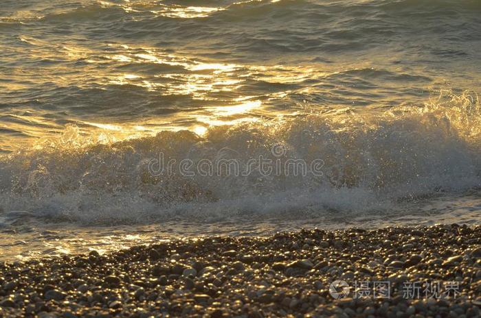 美丽的 温暖的 日落 波浪 飞溅 浪涌 海岸 海洋 波动