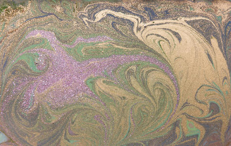 绿色，紫色和金色的液体质地。 手绘大理石花纹背景。 墨水大理石抽象图案