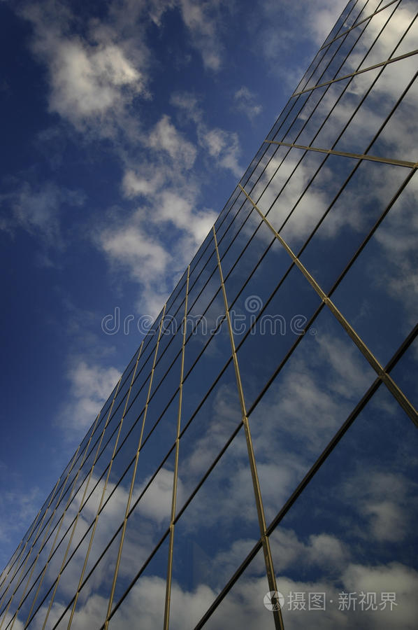 玻璃建筑用于商业反射蓝天和云彩