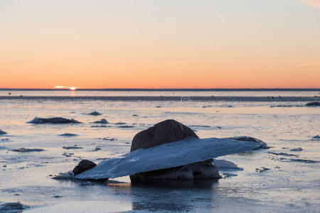 黄昏 日落 海岸线 颜色 海岸 寒冷的 日出 美丽的 环境
