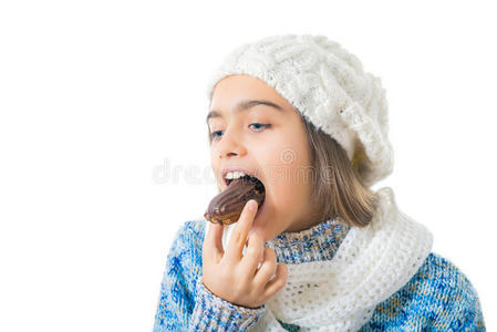 吃含糖甜甜圈的女孩。