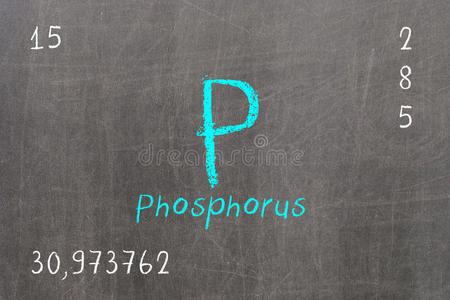 黑板上有周期表，磷