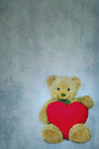 棕色泰迪熊，柔软的心在纹理背景上
