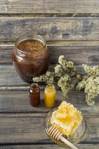 荞麦蜂蜜，两种蜂蜜在小罐和蜂窝用勺子
