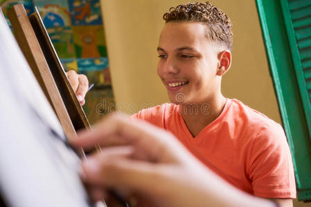 学院 男人 白种人 画架 艺术品 乐趣 拉丁美洲人 快乐