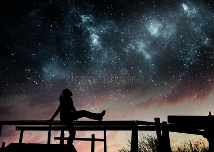 一个女孩的剪影, 同时通过望远镜看星星孩子用望远镜看星星.