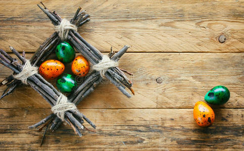复活节成分，一窝树枝，橙色和绿色鹌鹑蛋